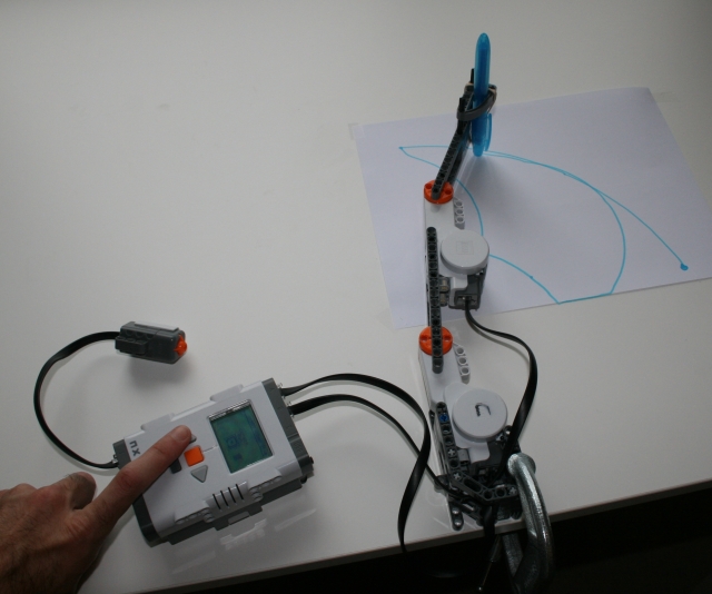 NXT RR-Robot Controlled in Articular Space NXT RR-Robot Controlled in Articular Space